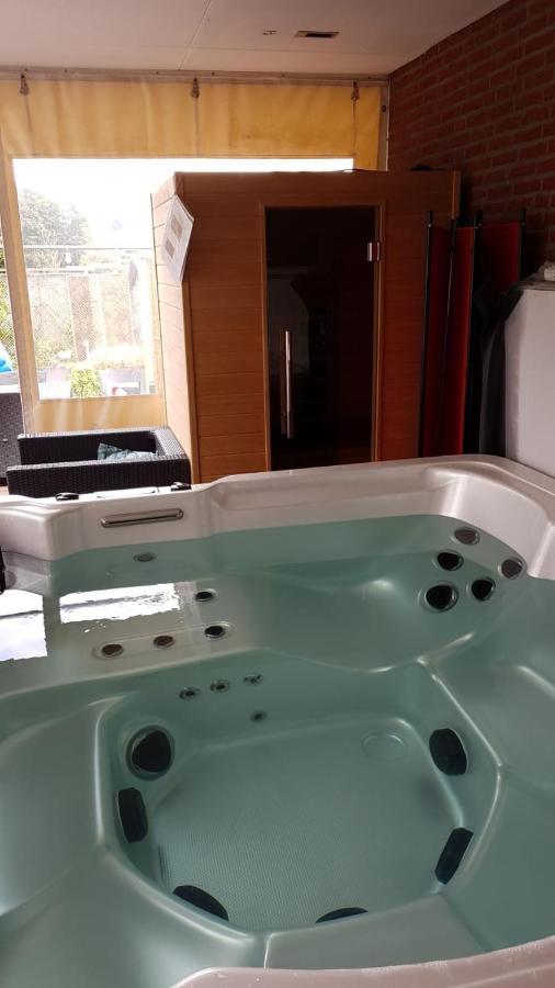 Het Gildehuis Met Sauna En Jacuzzi Stevensweert Exterior foto